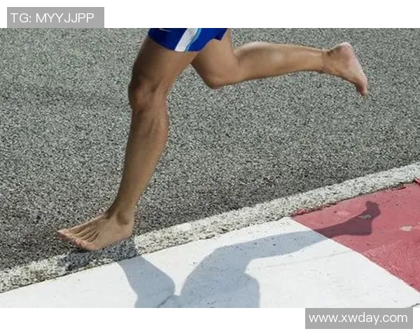 帅气足球明星赤脚奔跑展现无畏精神与自然之美